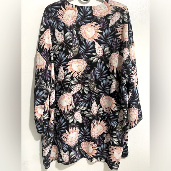 H&M Short Botanical Pattern Kimono - Picture 6 of 6